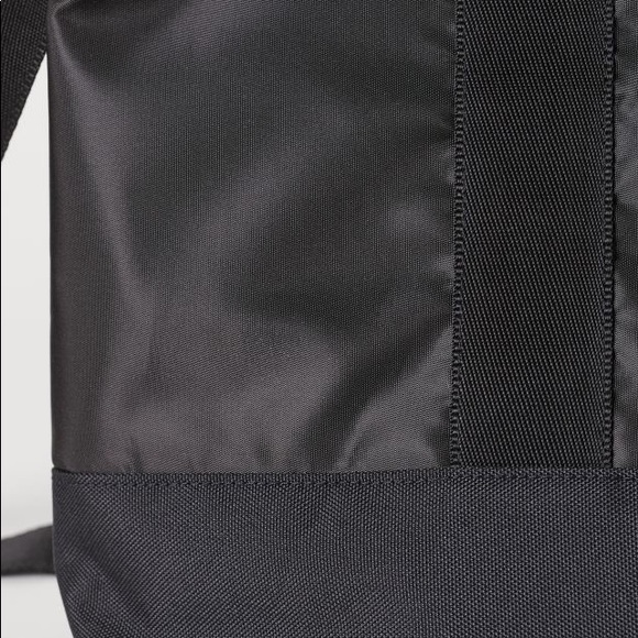 H&M Weekend Duffle Bag - NWT - Picture 3 of 5